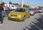 8 otomobili serçe parmağıyla çekti