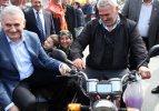 Binali Yıldırım sepetli motosiklete bindi