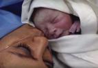 Anne bebeğinin yüzüne bakınca gerçeği anladı!