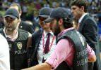 Ataman polis eşliğinde salonu terk etti