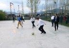 Başbakan Davutoğlu çocuklarla futbol oynadı