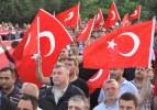 Bayrağını alan sokağa çıktı