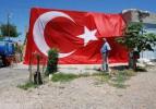 Başbakan'ı dinledi, evini bayrakla kapladı
