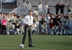 Beckham takım elbiseyle futbol oynadı