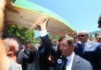 Davutoğlu kurbanların tabutlarını taşıdı
