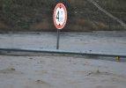 Denizli'yi sel vurdu! Yollar ulaşıma kapandı