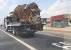 Dinozoru kamyonun üzerinde görünce...! Dünyadan ilginç kareler