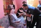 Polisten yaşlı teyzeye K&uuml;rt&ccedil;e dua