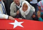 Annesi gözü yaşlı, babası yırtık ayakkabılı