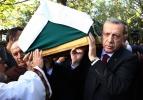 Erdoğan arkadaşının tabutuna omuz verdi