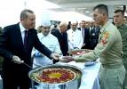 Erdoğan, Askerlere aşure dağıttı