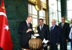 Erdoğan kendi elleriyle ikram etti