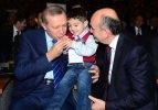 Erdoğan yanına gelen &ccedil;ocuğu b&ouml;yle sevdi