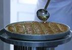 Gaziantepli ustalar baklavaları böyle hazırlıyor!