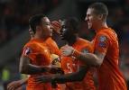 Hollanda Letonya'ya patladı
