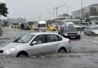İstanbul'da yağmur sele dönüştü