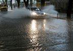 İzmir'de sokaklar resmen göle döndü!