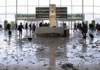 Turistik havalimanında şok! Çöpten yürünmüyor