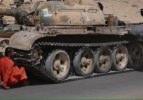 Korkun&ccedil; infaz! Suriye askerini tankla ezdiler