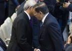 Davutoğlu ve Kılı&ccedil;daroğlu tokalaşıp &ouml;p&uuml;şt&uuml;