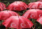 Ay yıldızlı şemsiyeler sokakları süsledi
