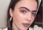 Scarlett Costello kaşlarıyla tüm dikkatleri çekti