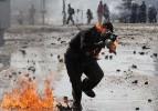 Molotoflu eylemciler kendilerini yaktı!