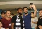 Lens böyle karşılandı! Havaalanında F.Bahçe sürprizi