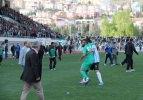 Sahaya girip futbolculara saldırdılar! 