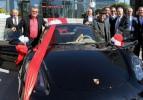 Süt sağarken Porsche sahibi olduğunu öğrendi