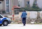 Tabancayı başına dayayıp polisten kaçtı