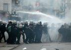 Taksim'de g&ouml;stericiler polis m&uuml;dahalesi