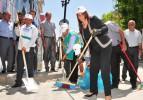 İşçiler eylem yaptı, Aysel Tuğluk çöp topladı