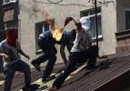 Teröristler Gazi Mahallesi'nde polise saldırdı