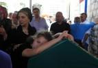 Özal'ın kızı babasının tabutundan ayrılamadı