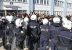 Üniversite karıştı, öğrenciler birbirini taşladı