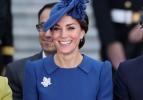 Kate Middleton'un mavi kombini