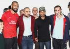 Trabzonsporlu futbolcular hasta ziyaret etti