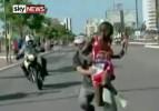 Brezilya Maratonu'nda atlete saldırdılar!