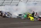 Nascar yarışında 25 araç birbirine girdi