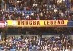 Chelsea tribünlerinde Drogba pankartı