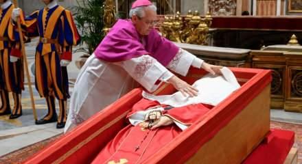 Papa Francis defnedildi! Cenaze töreninden kareler