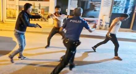 Kavgaya müdahale eden polise bıçak ve sandalyeli saldırı
