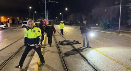 Tramvaydan inen yolculara otomobil &ccedil;arptı: 3 vatandaş &ouml;ld&uuml;! Kahreden detay