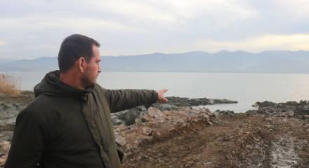 Fıkra gibi olay! 1 arabayı kurtarmaya &ccedil;alışan 3 kep&ccedil;e dibi boyladı