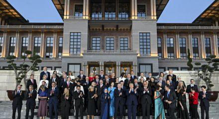 Ankara'da NATO Zirvesi resepsiyonu: K&uuml;lliye'de aile fotoğrafı 