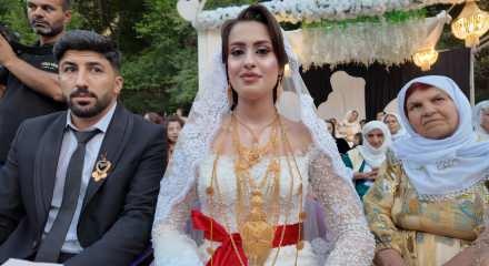 Aşiret d&uuml;ğ&uuml;n&uuml;nde gelin ve damada servet takıldı! Rakamı duyan kulaklarına inanamadı