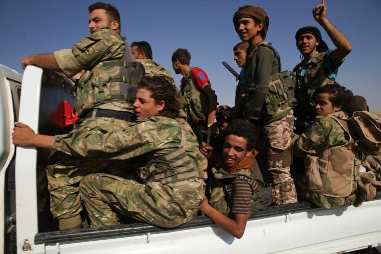 <p>ÖSO güçleri Çobanbey’den terör örgütü IŞİD’e karşı yapılan hamlede, doğu yönünde hareket ederek ilk etapta dar bir koridor üzerinden Cerablus’a ulaşmayı hedefliyor.</p>