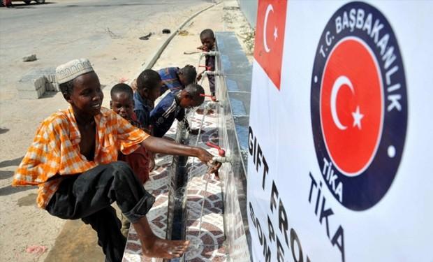 Türk İşbirliği Koordinasyon Ajansı Başkanlığı (TİKA) Afrika ve Ortadoğu ülkelerinde açtığı su kuyuları, Orta Asya ve Balkanlarda tarımsal sulama alanında gerçekleştirdiği çalışmalarla üç kıtada medeniyete hayat veriyor.