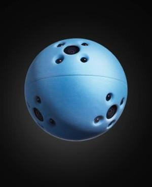 Bir MIT öğrencisi ile bir komando bir araya gelerek SEAL komandolarının vakalara müdahalede kullandıkları teknolojiyi herkese açacak bir yol buldu. İtfaiyecilerin yanan binaları, polislerin rehine krizlerini içeriden görebilmesini sağlayan tenis topu büyüklüğündeki bu cihazın üzerinde altı kamera bulunuyor. Bu kameralar ortamın fotoğrafını çekerken üzerindeki sensorlarla da hava kalitesi, sıcaklık, radyasyon gibi ortam koşulları ölçülüyor.